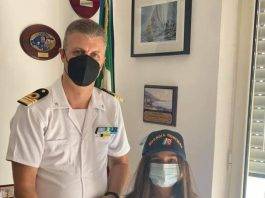 giovane alunna premiata dalla guardia costiera
