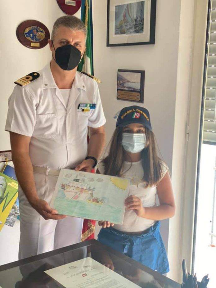 giovane alunna premiata dalla guardia costiera
