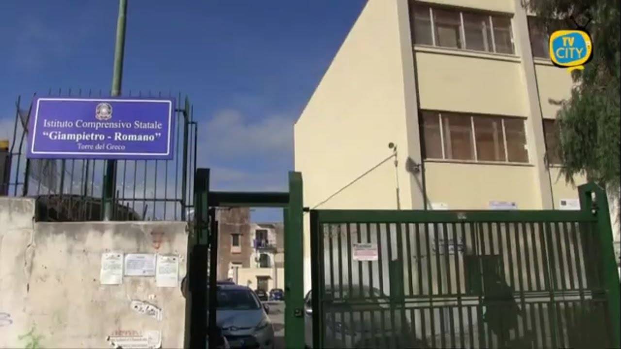 Ingresso scuola impraticabile quando piove. La denuncia delle mamme