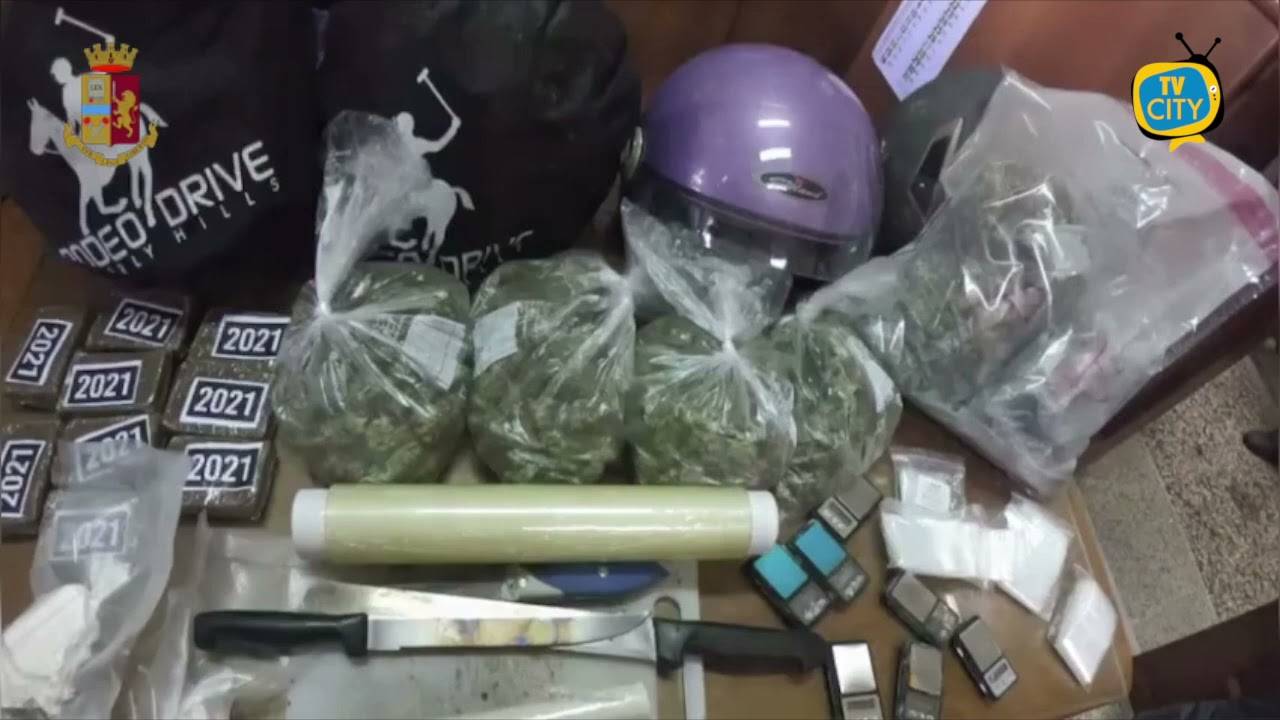 Associazione mafiosa e spaccio: arrestate 26 persone a Napoli