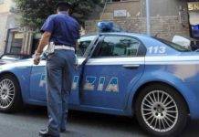 pistola contro agenti