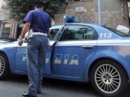 pistola contro agenti