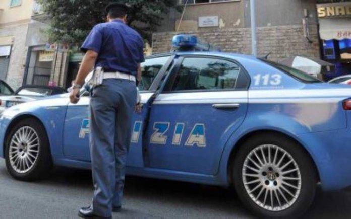 pistola contro agenti