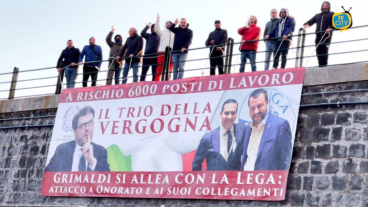 Torre del Greco. Flash mob dei marittimi al porto, ecco il trio della vergogna