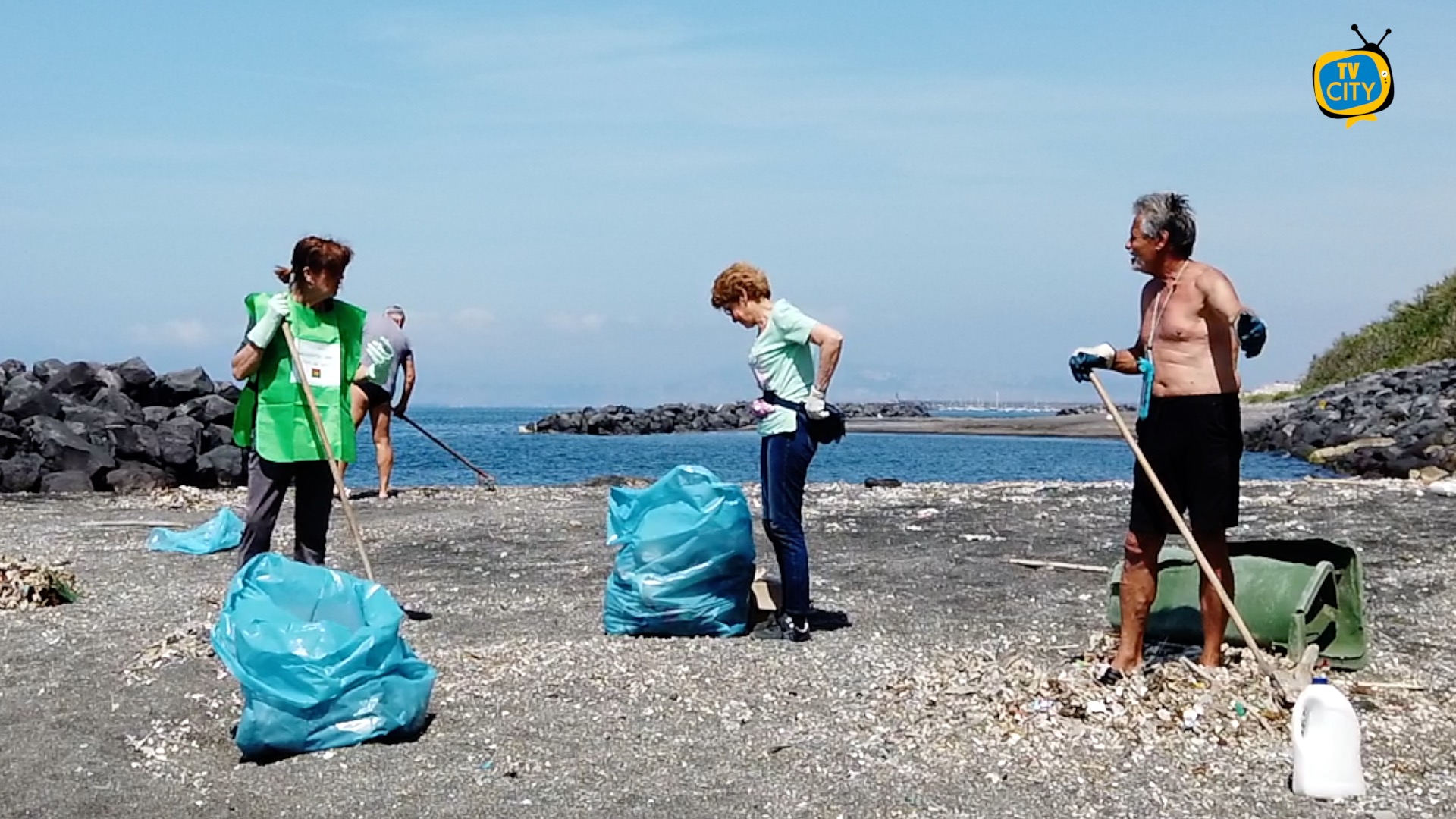 Un angolo da preservare, pulita la spiaggia del laghetto – LE IMMAGINI