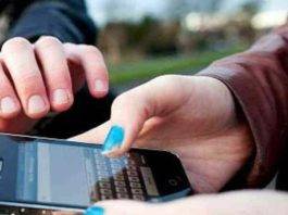 rapinano un cellulare