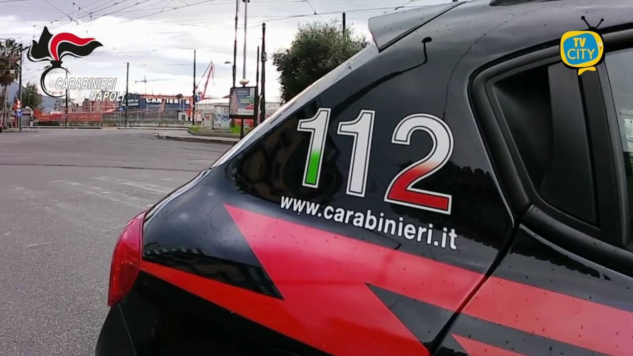 spara in aria e aggredisce commerciante