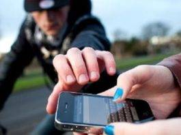 Rapina un cellulare e si dà alla fuga. Tratto in arresto dalla polizia rapinano un cellulare