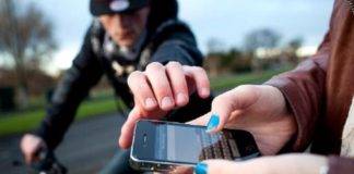 Rapina un cellulare e si dà alla fuga. Tratto in arresto dalla polizia rapinano un cellulare