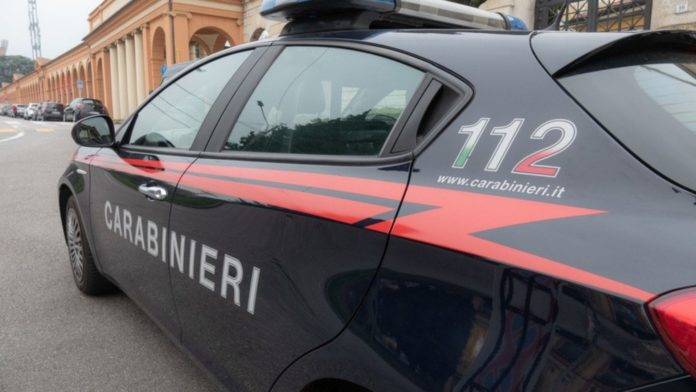 34enne ferito da due colpi di arma