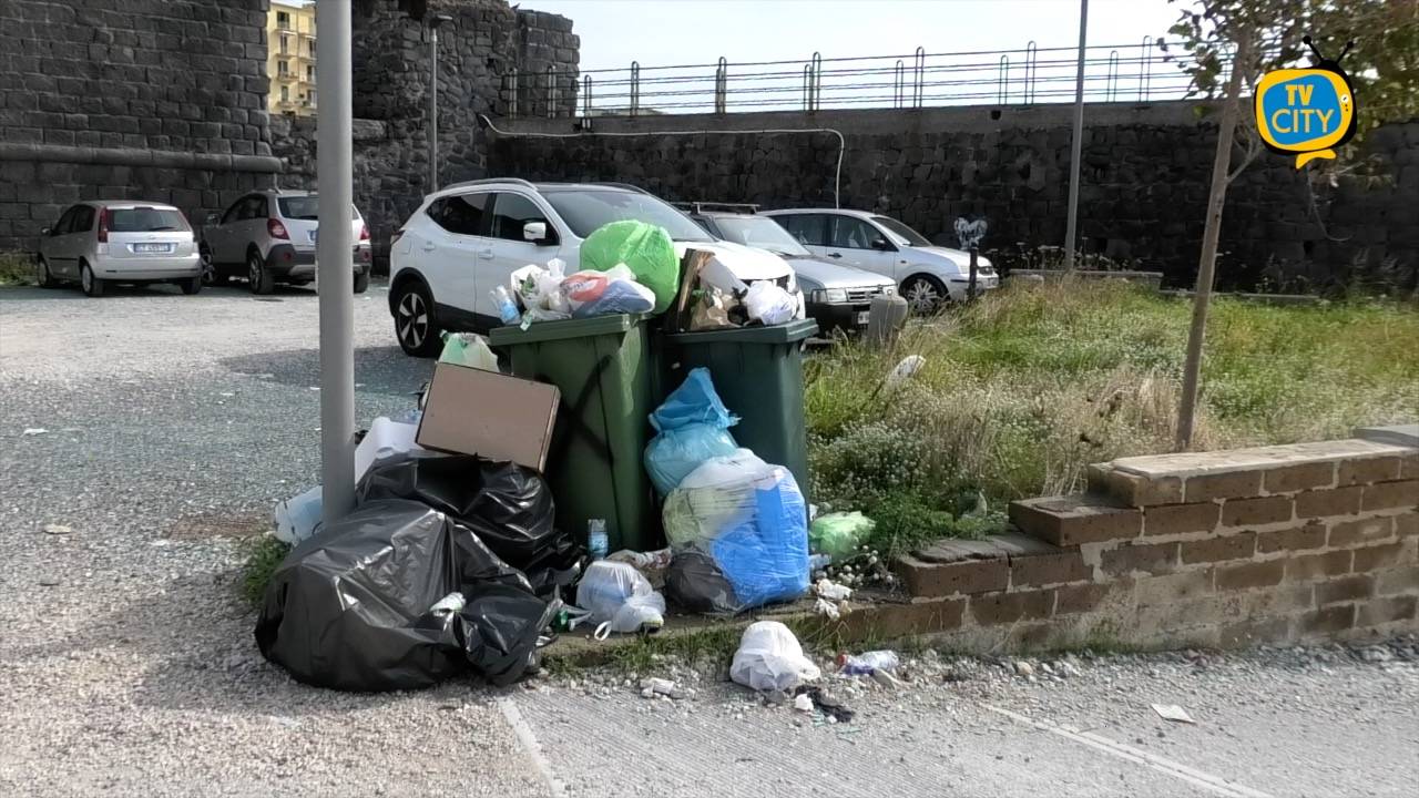 torre del greco porto cattivo odore inciviltà