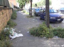 viale aldo moro marciapiede erbacce