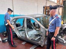 rubavano veicoli vendevano pezzi di ricambio