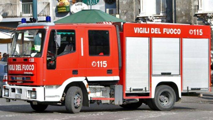 fiamme palazzo napoli