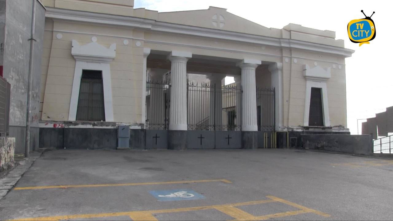 torre del greco cimitero strisce gialle