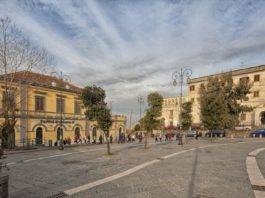 tenta di rapinare 2 studenti