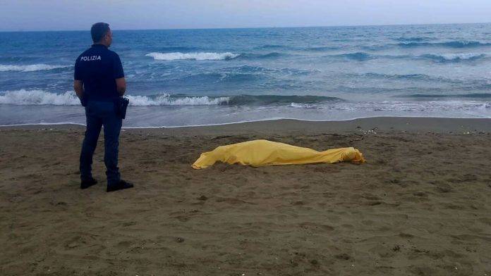 torre annunziata cadavere in mare