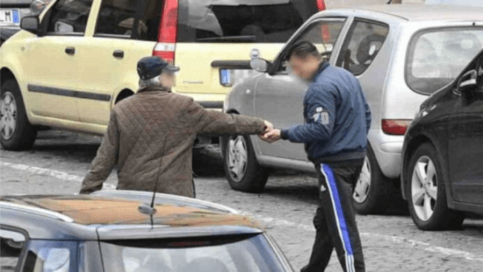 Napoli: parcheggiatore abusivo in carcere per estorsione