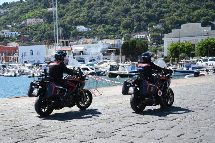 turisti isole carabinieri