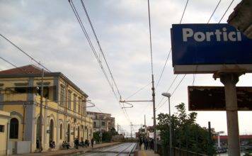 portici passeggia sui binari