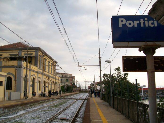 portici passeggia sui binari