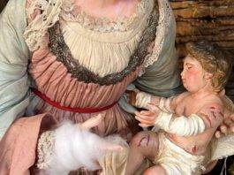 un presepe con tro la guerra