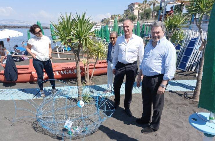 pesci mangiaplastica