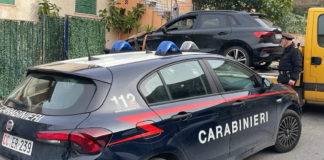 Bambina sola in un appartamento occupato con 400 g di droga carabinieri