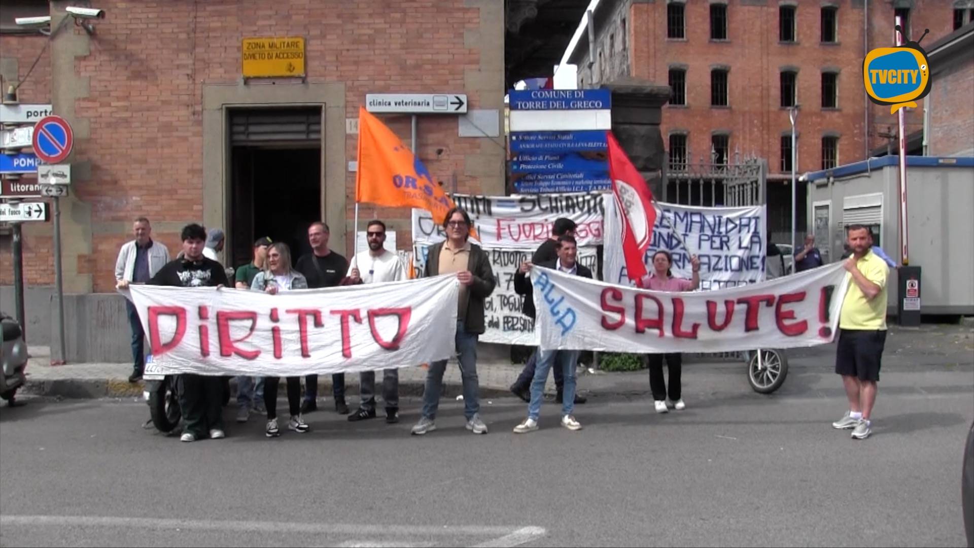 La rabbia dei marittimi torna in piazza, la protesta ai Molini Marzoli