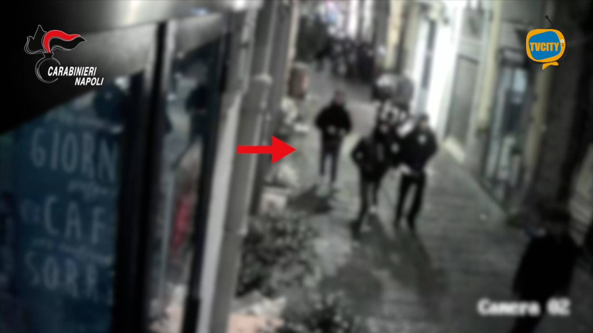 Lite per una fila non rispettata: giovane aggredito e colpito