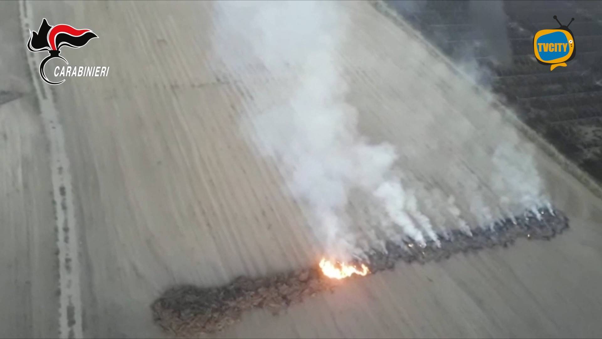 Quintali di rifiuti in fiamme costano le manette a un 57enne