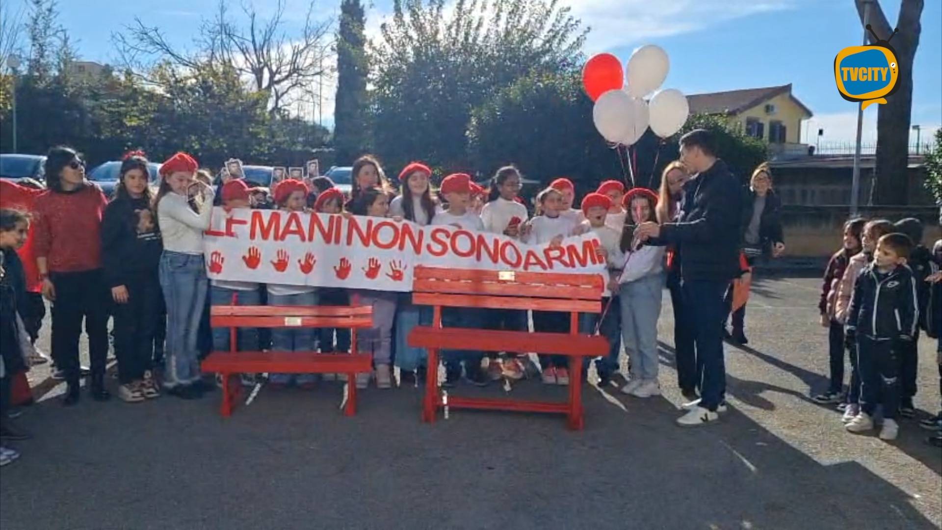 “Le mani non sono armi”: basta alla violenza di genere. L’iniziativa