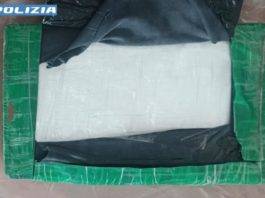Sorpreso con 1 kg di cocaina in auto. La Polizia arresta un 61enne