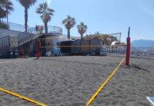 Campo da beach volley alla Litoranea in un tratto di spiaggia libera