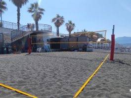 Campo da beach volley alla Litoranea in un tratto di spiaggia libera