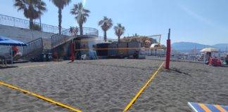Campo da beach volley alla Litoranea in un tratto di spiaggia libera