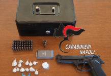 Lancia cassetta di sicurezza contenente droga, arrestato