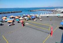 Campo di beach volley eradicato nella notte subito ripristinato