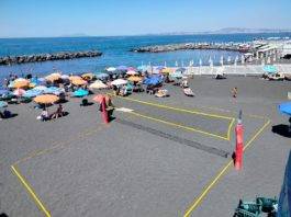 Campo di beach volley eradicato nella notte subito ripristinato