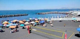 Campo di beach volley eradicato nella notte subito ripristinato