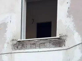 Crollo balcone: quattro familiari coinvolti, un ferito