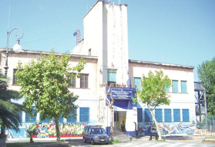 L'ex istituto nautico nella villa comunale Ciaravolo
