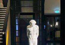 Pompei, il mito di Narciso si riflette nel presente statua narciso