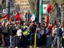 Sciopero a Napoli, in corteo studenti, famiglie e lavoratori