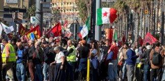 Sciopero a Napoli, in corteo studenti, famiglie e lavoratori