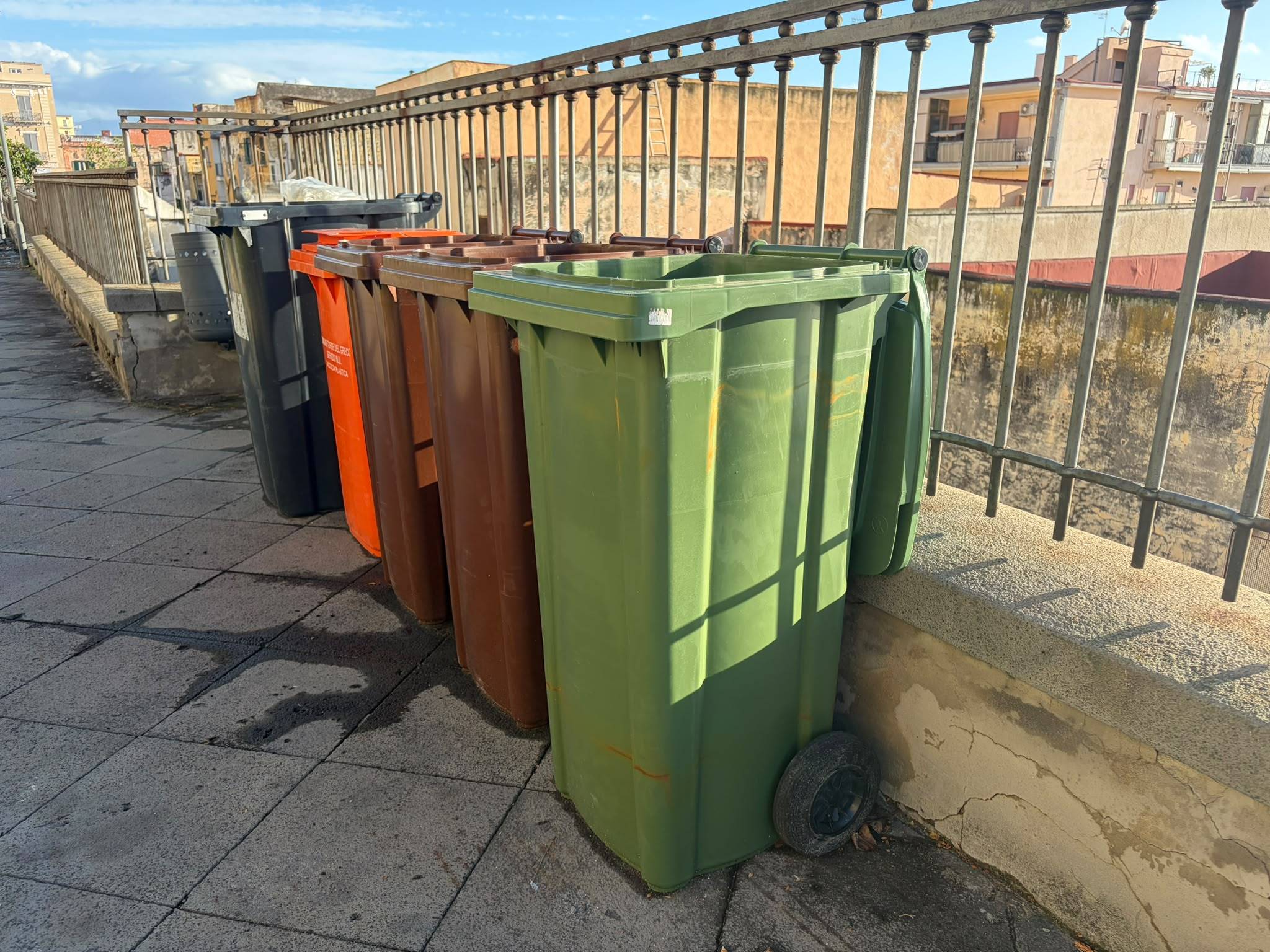contenitori per la raccolta dei rifiuti a Torre del Greco bidoni spazzatura