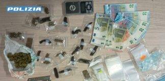 Polizia arresta 30enne sorpreso a vendere hashish droga e soldi