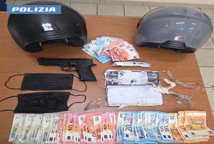 foto_secondigliano_rapina soldi e pistola