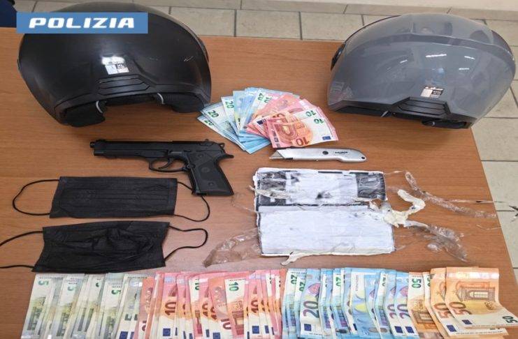 soldi e pistola